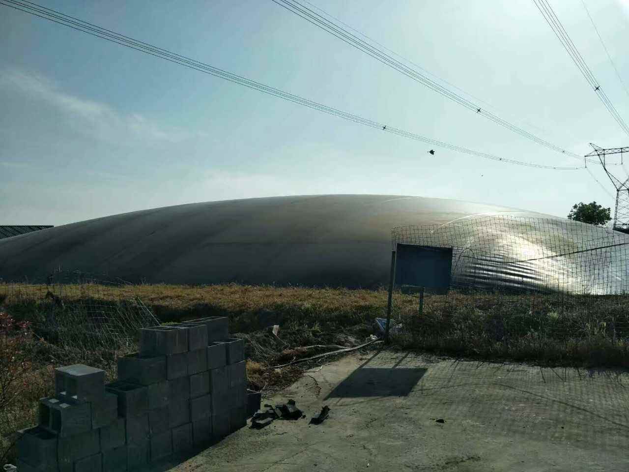 修筑完工的外圍堰鋪設(shè)土工膜表面一定要加寬嗎？